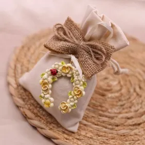 Bomboniera Sacchetto Matrimonio e Nozze d'Oro - Appendino Ferro di Cavallo con Fiori e Fedi