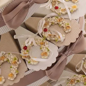 Appendino ferro di cavallo fiori e fedi su torta bomboniere