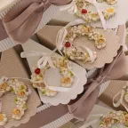 Appendino ferro di cavallo fiori e fedi su torta bomboniere