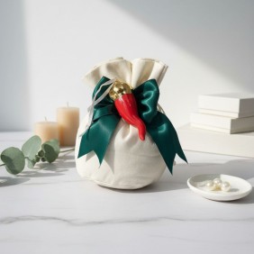 Elegante bomboniera con sacchetto e corno rosso in porcellana, completa di confetti, bigliettino e fiocco personalizzabile.