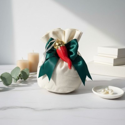 Elegante bomboniera con sacchetto e corno rosso in porcellana, completa di confetti, bigliettino e fiocco personalizzabile.