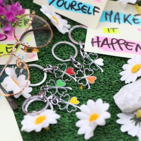 Portachiavi quadrifoglio con cuore colorato perfetto per compleanni e comuonioni