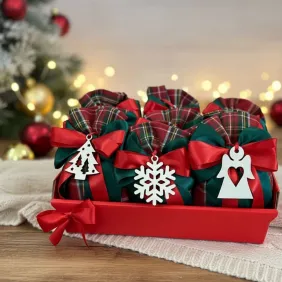 Bomboniera natalizia scozzese con fiocco e ciondolo legno