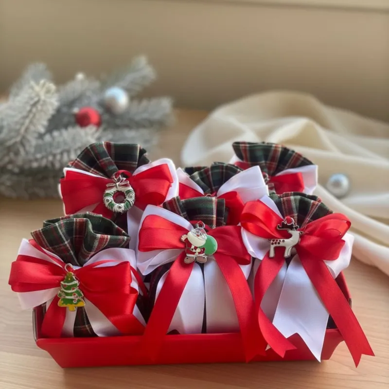 Bomboniera di Natale con Ciondolo in Metallo – Sacchetto Scozzese con Confetti e Bigliettino Personalizzabile