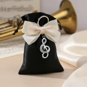 Chiave di violino con strass su sacchetto in raso nero conservatorio