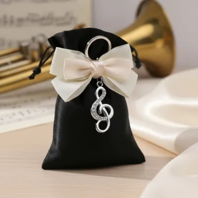 Chiave di violino con strass su sacchetto in raso nero conservatorio