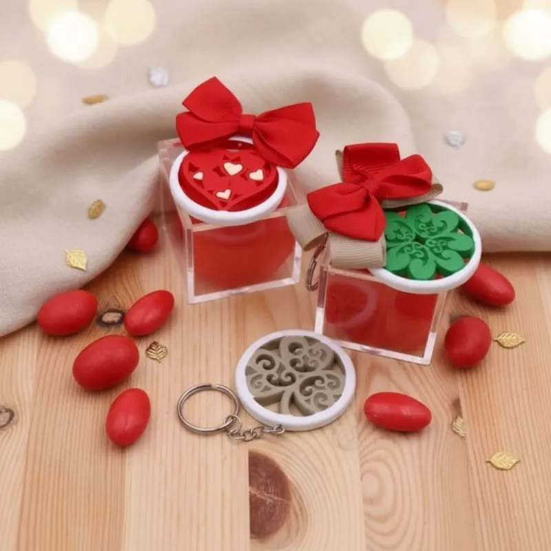 Medaglioni Portafortuna Trafortati Versione Portachiavi Su Scatolina In Plexiglass: