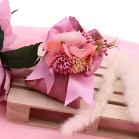 Sacchetto in raso rosa antico con elegante fiocco e applicazione di fiori