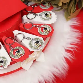 Torta bomboniera laurea con portachiavi corona d alloro tocco e libri completa di confetti e bigliettino confetti