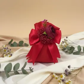 Bomboniera Sacchetto Elegante Rosso con Fiore e Confetti – Personalizzabile e Disponibile in Versione Torta da 25 Pezzi