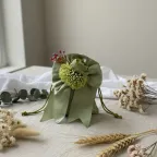Bomboniera promessa Sacchetto Verde Salvia con Fiore – Stile Elegante e Naturale