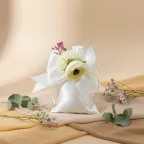 Bomboniera Sacchetto Bianco con Fiore  – Eleganza Pura in Versione Torta da 25 Pezzi