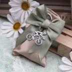 Bomboniera Sacchetto con Portachiavi Ciclista – Idea Originale per Laurea o Evento Sportivo