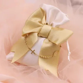 Bomboniera con bracciale rosario oro su sacchetto – dono di fede elegante