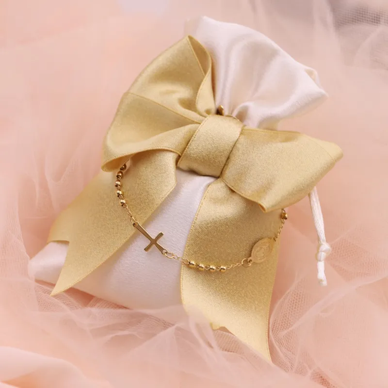 Bomboniera con bracciale rosario oro su sacchetto – dono di fede elegante