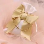 Bomboniera con bracciale rosario oro su sacchetto – dono di fede elegante