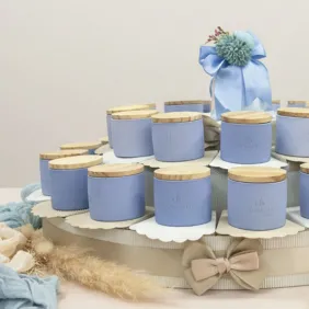 Candele profumate su Torta Bomboniere Comunione in porcellana azzurre