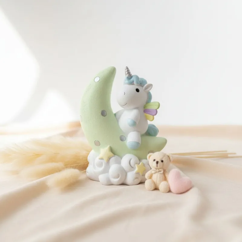 Aggiungi un tocco di magia ai tuoi momenti speciali con il Salvadanaio Unicorno Moon in resina