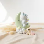 Aggiungi un tocco di magia ai tuoi momenti speciali con il Salvadanaio Unicorno Moon in resina