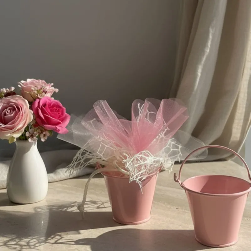 Secchiello Rosa Baby con Velo e Confetti – Bomboniera Elegante per Nascita e Battesimo