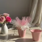 Secchiello Rosa Baby con Velo e Confetti – Bomboniera Elegante per Nascita e Battesimo