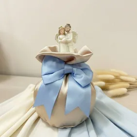 Bomboniera Battesimo Sacchetto in Raso Champagne con Statuina Holy Family (Sacra Famiglia) e Fiocco Celeste