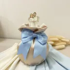 Bomboniera Battesimo Sacchetto in Raso Champagne con Statuina Holy Family (Sacra Famiglia) e Fiocco Celeste