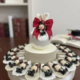 torta Magneti Laurea con Tocco e Pergamena perfetto per la tua laurea