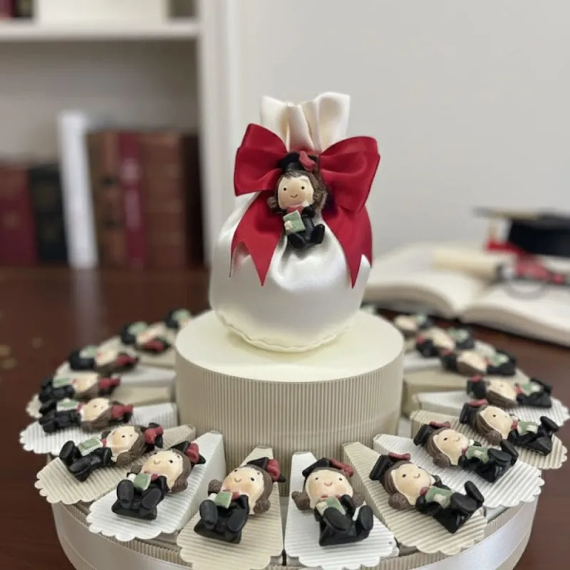 torta Magneti Laurea con Tocco e Pergamena perfetto per la tua laurea